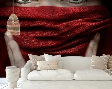 Indringende Foto van Vrouw in Rode Sluier - Krachtige Blik met Groene Ogen (gezien bij vtwonen) Oferta limitowana