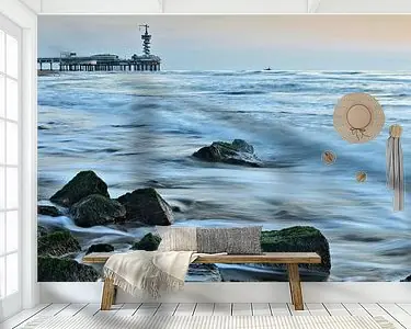 De Pier van Scheveningen met de rotsen van een golfbreker in de branding Autentyczny