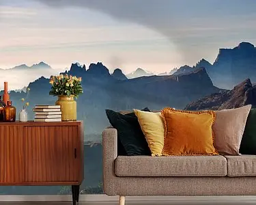 Landschap, bergen, panorama in de Alpen bij zonsopkomst met mist en ochtend nevel, Italië Nowość