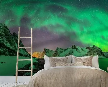 Tani Panorama van Aurora over Tugeneset rotskust met Kliptinden bergen op achtergrond, Senja,, Norwa