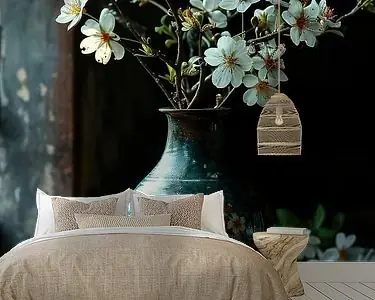 Blauwe vaas met bloemen op een oude houten tafel Popularny