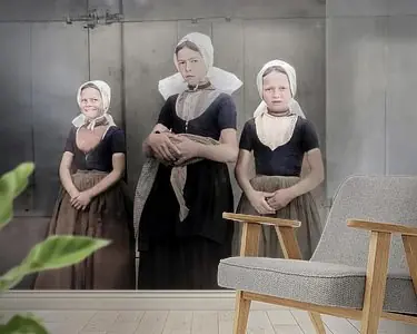 Drie Zeeuwse meisjes in lokale dracht van Walcheren (portret uit 1925) Niska cena