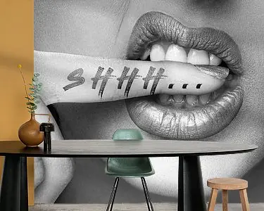 Shhh... Getattoeëerde vrouw die op haar vinger bijt - Zwart Wit Fotografie Foto Foto's Kunstdruk Rabat