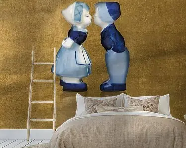 Tani Delfts blauw kussend paar. Man en vrouw, goud