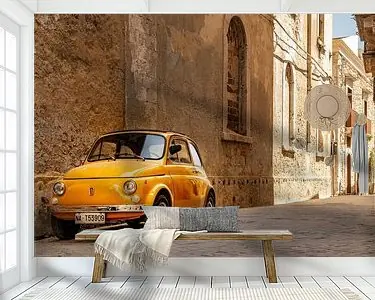 Oldtimer gele Fiat 500 in Syracuse op Sicilië, Italië. Autentyczny