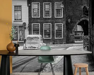 Tani Klassieke Franse Citroën 2CV op een besneeuwde straat in de oude stad