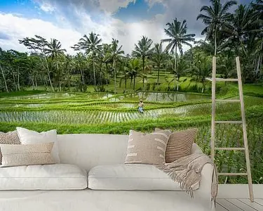 Boer aan het werk op groen rijstveld in Bali Indonesië Autentyczny