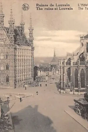 België Ruïnes van Leuven 1914 WO1 Ruines de Louvain L'Hotel de Ville et l'Eglise Saint Pierre La Grande Guerre The Great War 1914-1918 HC58911 Wysoka jakość