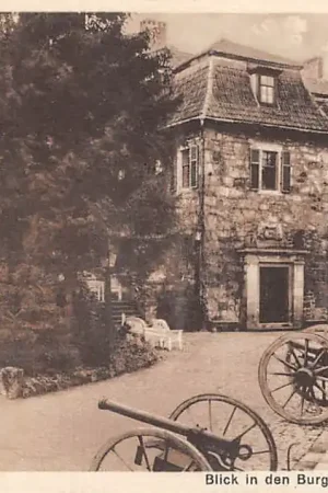 Duitsland Creuzburg bei Eisenach Blick in den Burghof mit Bonifatius Kreuz Schloss Kasteel Deutschland Europa HC58384 Oferta limitowana