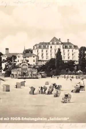Promocja Duitsland Seebad Heringsdorff Strand mit FDGB-Erolungsheim Solidaitat Vorpommern-Greifswald Deutschland Europa HC55700