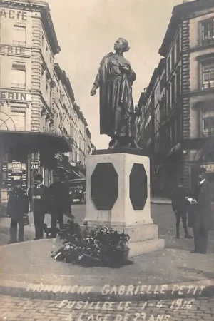 België Brussel Sint Jansplein Bruxelles Fotokaart Monument Gabrielle Petit Fusillee le 1-4-1916 a l'age de 23 ans WO1 Europa HC55361 Oferta limitowana