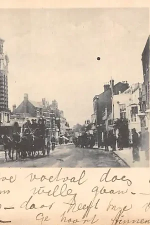 Engeland Epsom 1903 The High Street and Clock Tower Postkoets met paard Surrey England Europa HC55186 Autentyczny