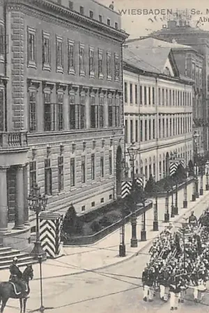 Duitsland Wiesbaden Se. Majestat Kaiser Wilhelm II Abmarsch d. Fahnenkompagnie 1909 Keizer Wilhelm II op het balkon Militair Koningshuis Deutschland Europa HC54961 Wysoka jakość