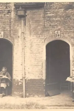 Oryginalny België Brugge Fotokaart Kantklossende vrouwen in hofje Klederdracht Vintage Europa HC53668