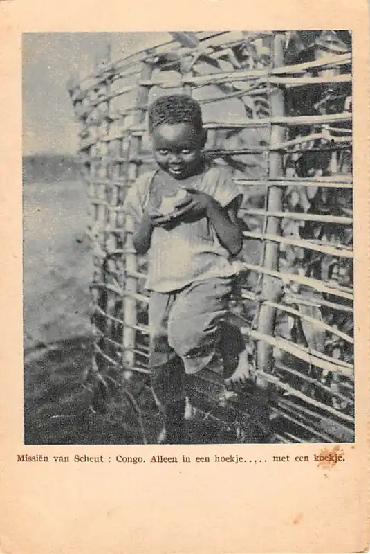 Rabat België Congo Missiën van Scheut Neger jongetje alleen in een hoekje .... met een koekje Missie Afrika Europa HC52652