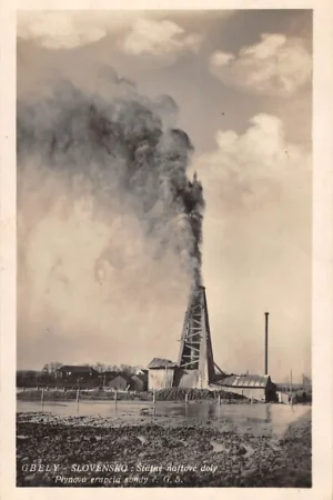 Oryginalny Slowakije Gbely Trnava Slovensko Stane naftove doly Plynova erupcia sondy c. G. 5. Gasuitbarsting Olie boortoren Fotokaart Slovakia Europa HC45050