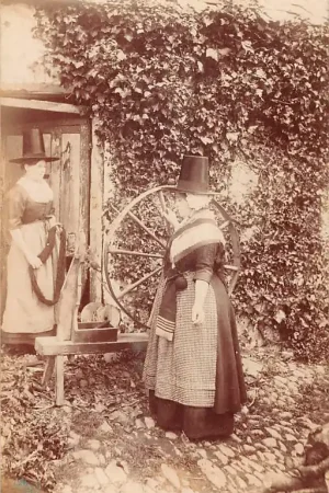 Engeland Wales Llandudno Dames in klederdracht bij het spinnenwiel Vintage Fotokaart England Europa HC44927 Kup teraz
