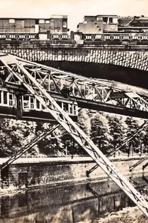 Duitsland Wuppertal - Elberfeld Sonnborner Brucke Schwebebahn met stoomtrein en wagons op het spoorviaduct 1953 Spoorwegen Deutschland Europa HC44908 Najlepsza cena