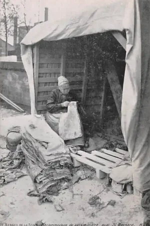 Wyprzedaż Frankrijk Parijs Berges de la Seine Racommodage de sacs a platre Quai St. Bernard Klederdracht Vintage Achterzijde Reclame Corste Paquerette Boulevard de Sebastopol 111 E. Chamette France Europa HC43191