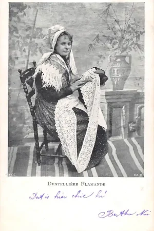 België Vlaamse Kantwerkster Dentelliere Flamande 1903 Klederdracht Europa HC42543 Zamów teraz