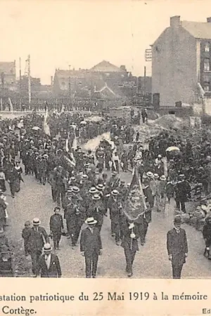 België Tamines WO1 Manifestation patriottique du 25 Mai 1919 a la memoire des martyrs de Tamines Defile du Cortege Europa HC42013 Ekspresowa dostawa