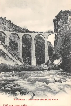 Popularny Zwitserland Albulabahn Landwasser-Viadukt bei Filisur Zug Stoomtrein op spoorviaduct Treinen Spoorwegen Schweiz Suisse Switzerland Europa HC41552