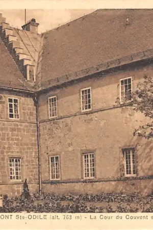 Frankrijk Mont Sainte Odile La Cour du Couvent et la Statue de la Sainte Klooster France Europa HC39462 Bezpieczna płatność