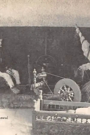 Frankrijk Quimper Musea Departemental La Veillee Vrouw bij het spinnenwiel Vintage Klederdracht France Europa HC37840 Niska cena