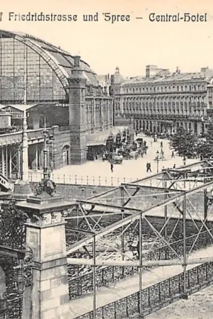 Tylko dziś Berlin Bahnhof Friedrichstrasse und Spree Central Hotel Locomotief Treinen Spoorwegen Deutschland Europa HC37728