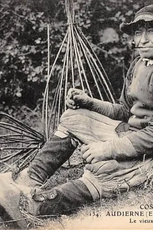 Oryginalny Frankrijk Vintage Costumes Bretons Audierne Corn butun La Pipee Le vieux vannier de Meil glas Klederdracht France Europa HC37396