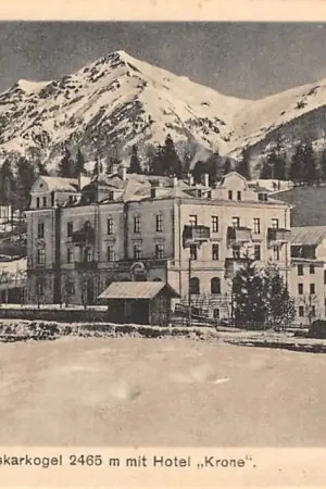 Tani Zwitserland Kurort Badgastein Gamskarkogel 2683 m mit Hotel Krone met spoorlijn en haltehuisje Schweiz Suisse Switzerland Europa HC34938