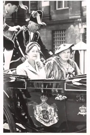 Amsterdam H.M. Koningin Juliana en H.K.H Groothertogin van Luxemburg tijdens rijtoer 5 Juni 1956 Koningshuis HC34379 Ekspresowa dostawa