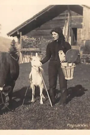 Zwitserland Paysanne Boerin met koe en geit voor de boerderij Schweiz Switzerland Suisse Europa HC33257 Niska cena