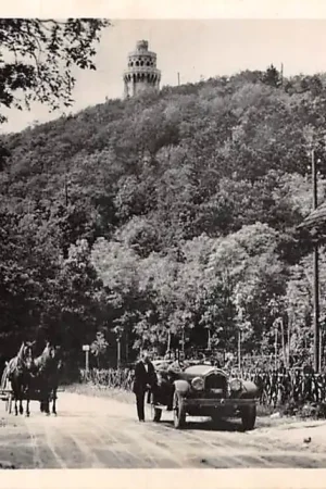 Hongarije Budapest Kilatotorony a Janoshegyen Mount Janos met auto en paard en wagen Magyarország Hungary Europa HC31376 Popularny