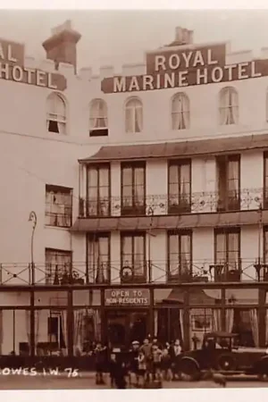 Engeland Isle of Wight Cowes. I.W. Royal Marine Hotel England Great Britain Europa HC29874 Oferta