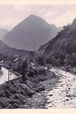Wyprzedaż Frankrijk Tram Trein Route de Pierrefitte a Cauterets - Halte de Calypso Au fond le Peguere France Europa HC25976