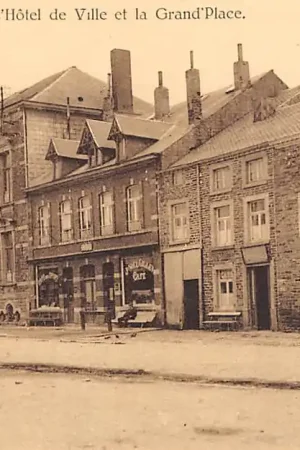 België Paliseul L'Hotel de Ville et la Grand Place met Café 1927 Europa HC20784 Niska cena