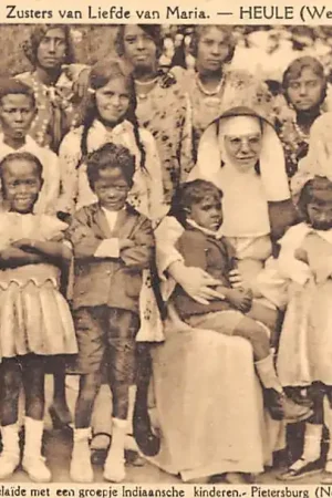 Zuid-Afrika Missiën der Zusters van Liefde van Maria Heule West-Vlaanderen Zuster Marie-Adelaide met een groepje Indiaansche kinderen Noord-Transvaal Afrika Africa België HC20177 Nowość