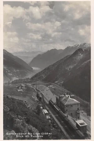 Darmowa dostawa Zwitserland Alp Grum Berninabahn Station met treinen Blick ins Puschlav Schweiz Switzerland Suisse Europa HC16573