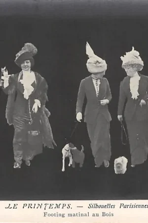 Kup teraz Frankrijk Vintage Paris Le Printemps Silhouettes Parisiennes met hond Fouting matinal au Bois Mode Fantasie France Europa HC10948