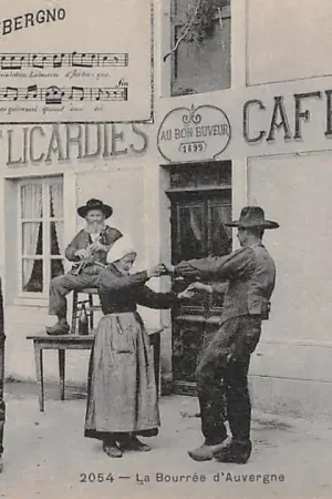 Frankrijk La Bourres d'Auvergne Mon Licardies Café et Vins Dansen voor de herberg France Europa HC10940 Niska cena