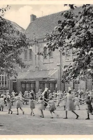 Zamów teraz België Ravels O.L. Vrouw van de Kempen Open-lucht-school voor zwakke meisjes De kleine speelplaats HC7330