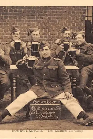 Popularny Belgie Beverloo Militair Kamp De lustige vrienden die hun verdriet verdrinken Leopoldsburg Bourg-Leopold Europa Soldaten HC5418