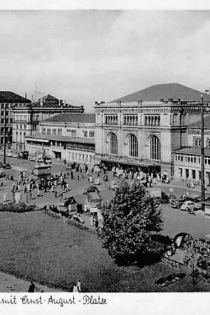 Kup teraz Duitsland Hannover Haupt bahnhof mit Ernst August Platz Station Bus Auto 1955 Deutschland Europa HC990
