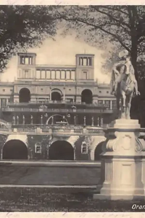 Duitsland Potsdam Schloss Sanssouci Orangerie mit Denkmal Friedrich der Grosse 1927 Standbeeld Kasteel Deutschland Europa HC61838 Niska cena