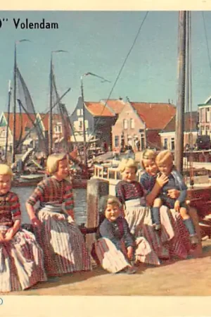 Promocja Volendam Moeder en kinderen bij de haven 1952 Reclame Groeten uit de AMVO Café Restaurant Klederdracht Visserij HC61826