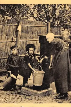 Op de Veluwe Bij de boerderij Boerin en kinderen bij de pomp Klederdracht Vintage HC61824 Bezpieczna płatność