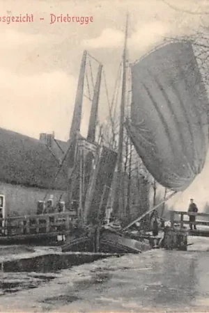 Driebruggen 1900 Dorpsgezicht met binnenvaartschip varend door de openstaande brug Schepen Reeuwijk Bodegraven HC61679 Rabat