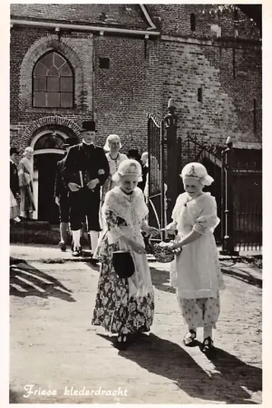 Premium Friese Klederdracht Kerkgang 1954 Vintage Friesland HC61663