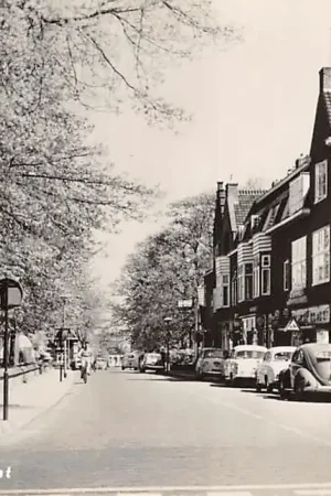 Wysoka jakość Haren Groningen Kerkstraat met auto 's 1959 HC61602